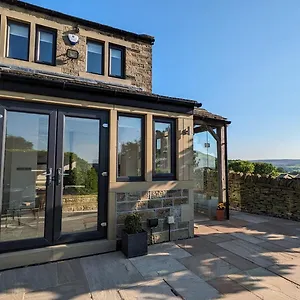 Lane End - Panoramic Views, Modernised With Offroad Parking Holmfirth